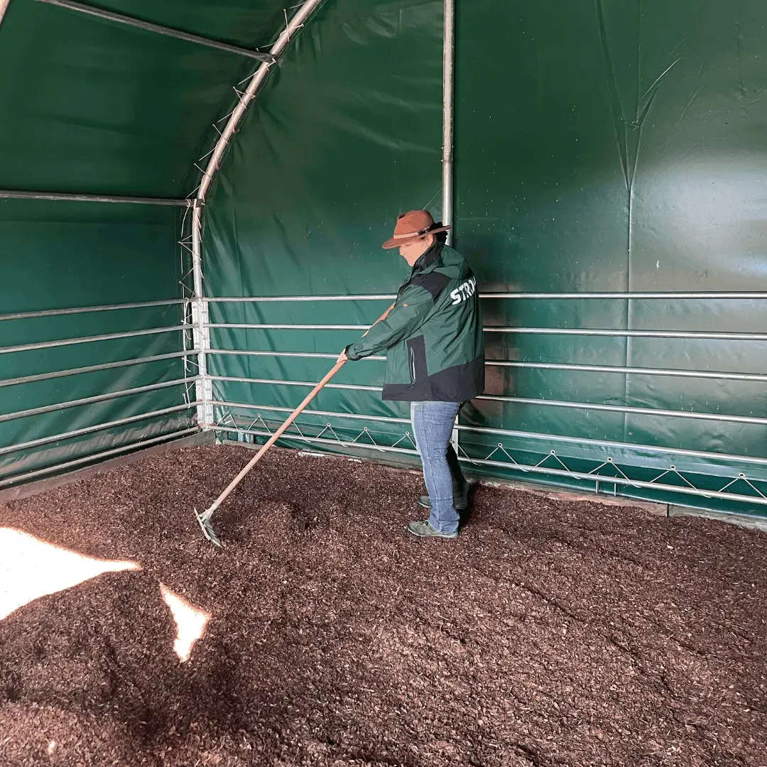Waldboden Einstreu wird im Stall verteilt