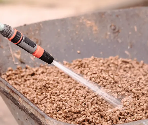 Stroh Pellets werden mit Wasser eingeweicht