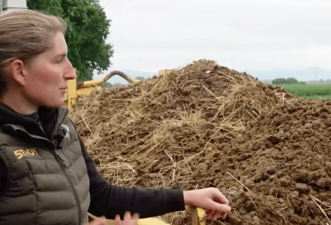 Nadja Eisenhauer stejht vor ihrem Mistberg