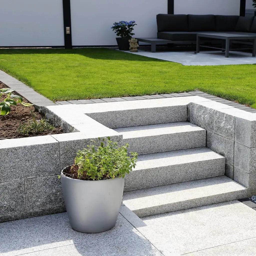 GRG10-Granit-Mauerstein-40x20x10-gesaegt-gebrochen-anwendung.webp